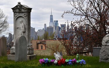 Récord de casi 2 mil 600 muertes por coronavirus en 24 horas en Estados Unidos, según Johns Hopkins