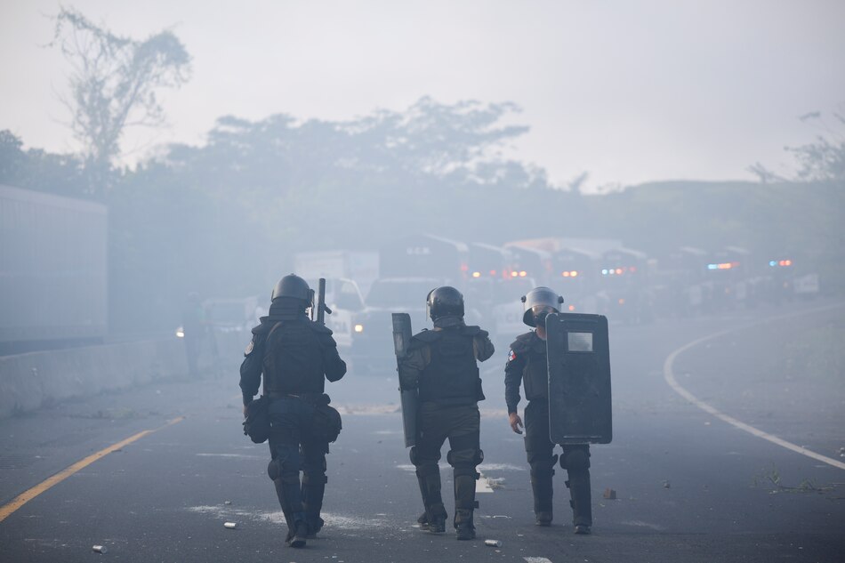 ‘Estamos peleando pueblo contra pueblo’, afirma camionero varado en el bloqueo en Viguí
