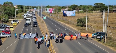 Trabajadores de servicios eléctricos acuerdan dialogar y despejan la vía hacia La Tablas