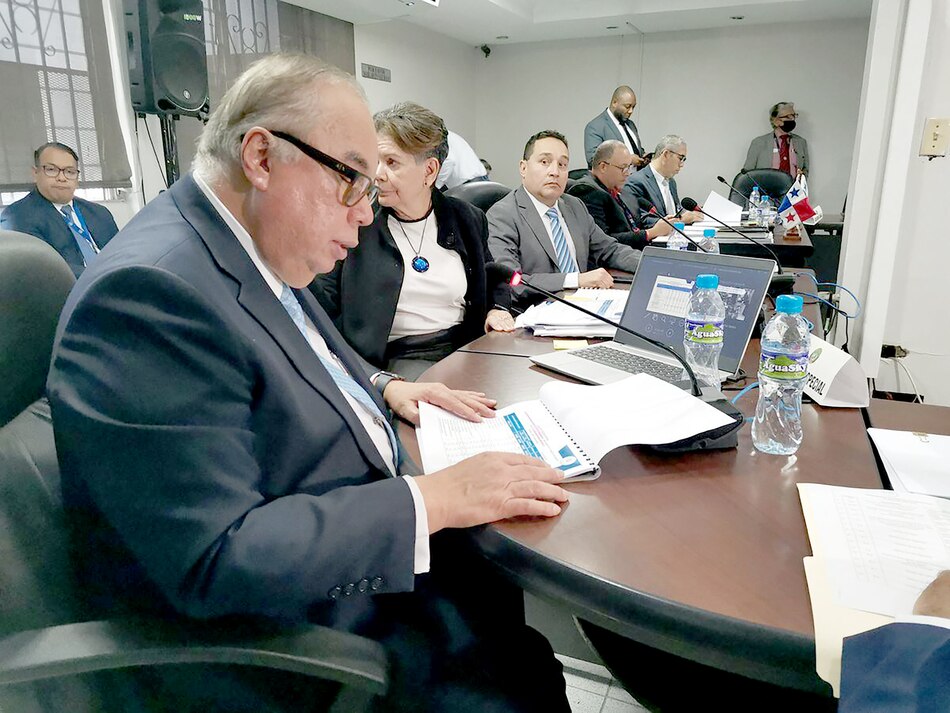 Enrique Lau no se rinde y convoca licitación de oxígeno por $91.6 millones en periodo de transición