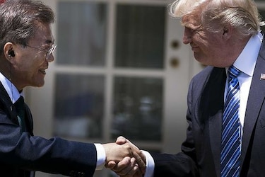 Trump evoca venta a Seúl de material militar por 'miles de millones' de dólares