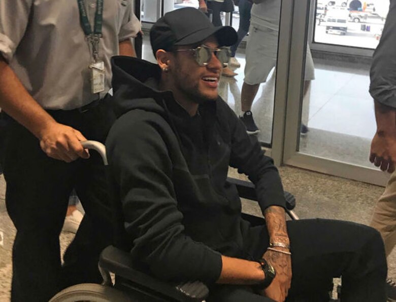 Neymar llega a Brasil para operación