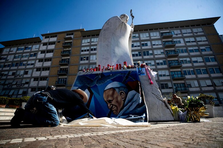 El papa Francisco realiza fisioterapia motora en el hospital y celebra el Miércoles de Ceniza