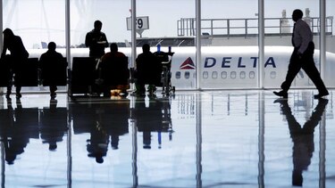 Delta compensará con hasta $9 mil 950 por ceder lugar