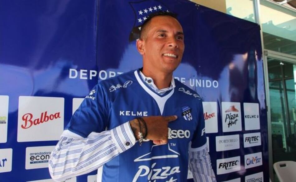 Blas Pérez es presentado por el Árabe Unido