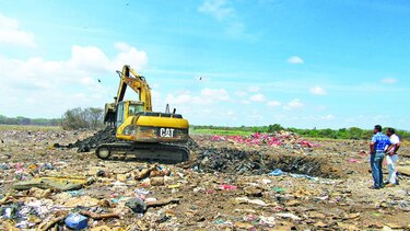 Comienzan labores para habilitar vertedero de Chitré