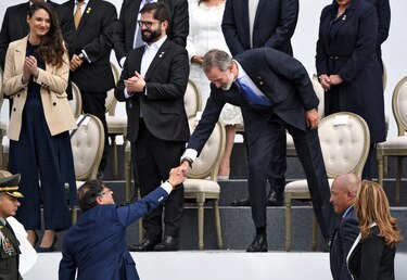 Partido del gobierno español critica gesto del rey Felipe VI ante espada de Bolívar en Colombia