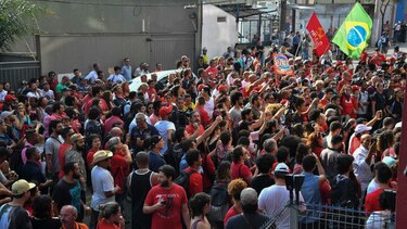 Decenas de militantes impiden a Lula entregarse a la policía