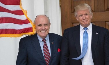 Giuliani aún es considerado para el gabinete de Trump