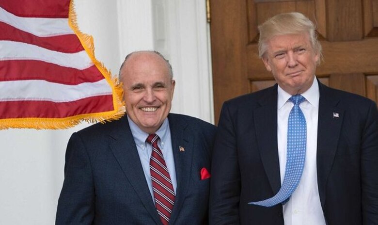 Giuliani se entrega en una prisión de Georgia, pero queda libre al pagar una fianza