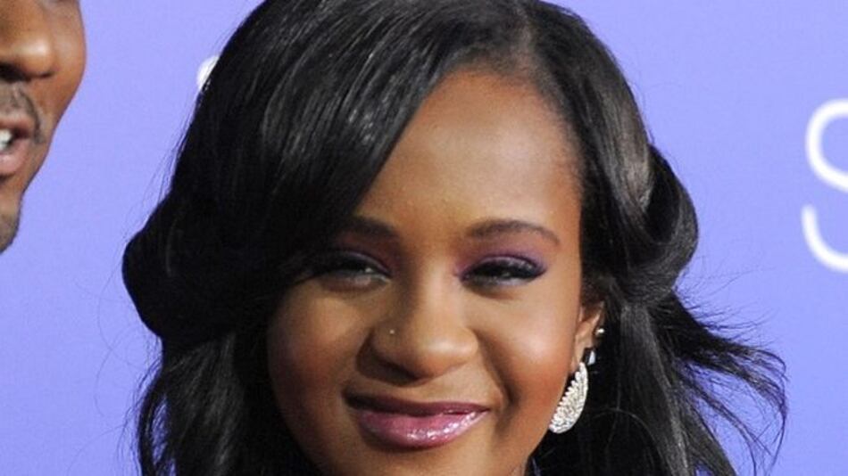 Hallan inconsciente a hija de Whitney Houston