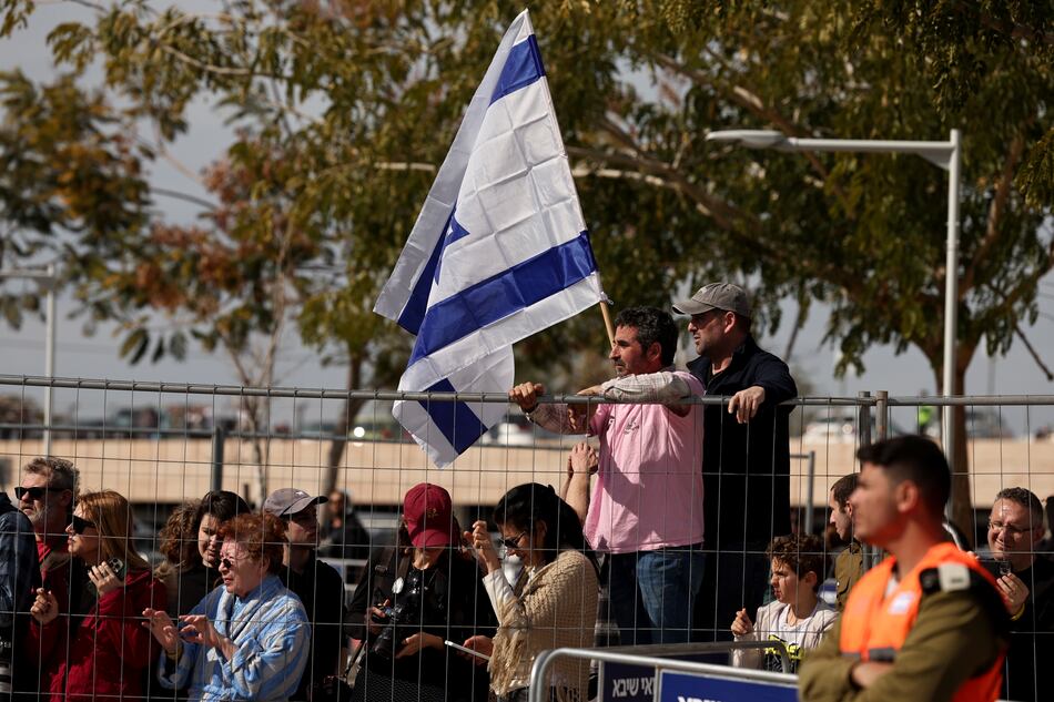 Hamás libera a tres rehenes israelíes en el sexto intercambio con Israel