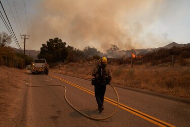 Un incendio sin controlar obliga a evacuar a miles de personas en el sur de California
