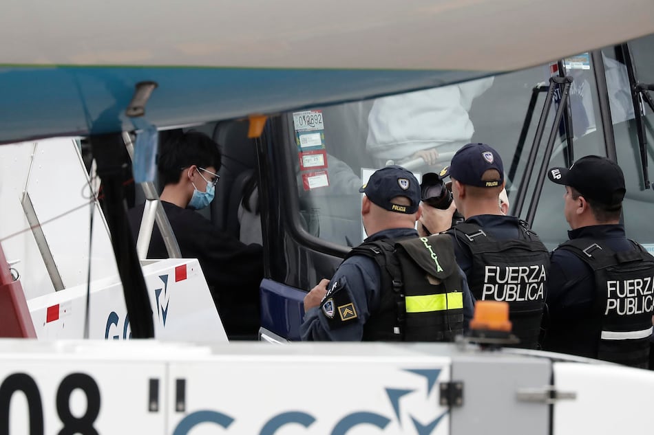 Costa Rica da permiso para trabajar a migrantes varados tras su deportación desde EUA