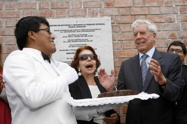 Vargas Llosa dona biblioteca a su ciudad natal