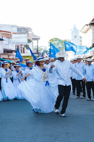 Global Bank celebra doce años acompañando el Desfile de las Mil Polleras, una tradición que une y representa a los panameños
