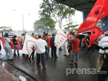 Protestan en rechazo de la Ley 30; discusiones continúan