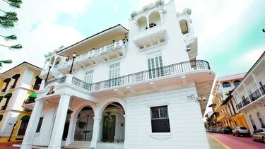 Ministerio de la Presidencia aprueba $1.7 millones para alquilar 120 camionetas 4x4 durante siete meses