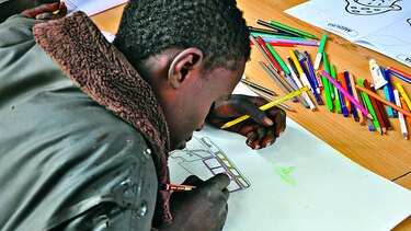Niños que se aferran al dibujo