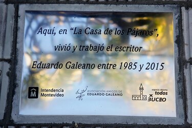 Vecinos homenajean a Eduardo Galeano frente a su ‘Casa de los Pájaros’