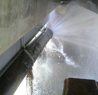 Daño en tubería deja sin agua a ocho urbanizaciones en la capital