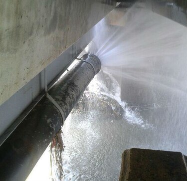 Daño en tubería deja sin agua a ocho urbanizaciones en la capital