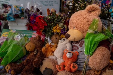 Una semana después del tiroteo, Uvalde empieza a enterrar sus muertos