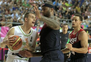 Estados Unidos destroza a Eslovenia y se mete en semifinales