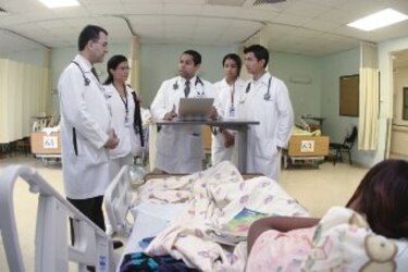 Medicina pública, en déficit de especialistas de salud