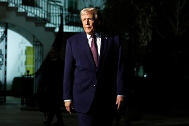 Trump ‘no tiene que ver’ en el retiro de fotos publicadas en caso Epstein, según el Departamento Justicia