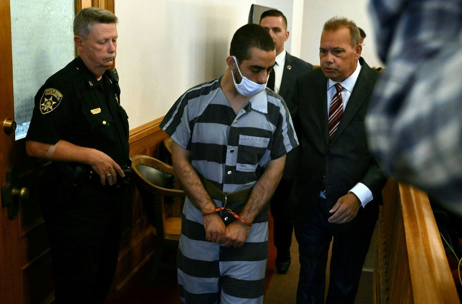 El sospechoso del atentado contra Salman Rushdie se declara inocente