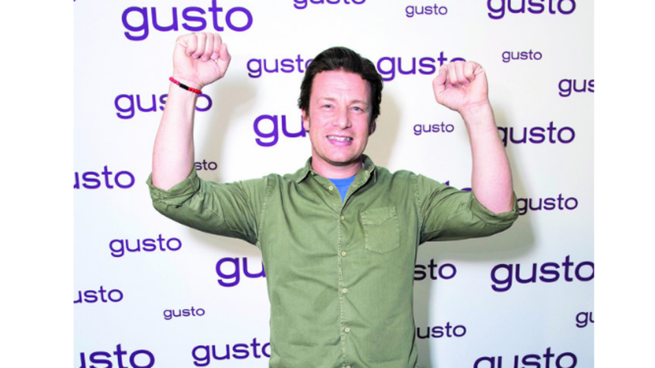 Oliver pone chorizo a la paella