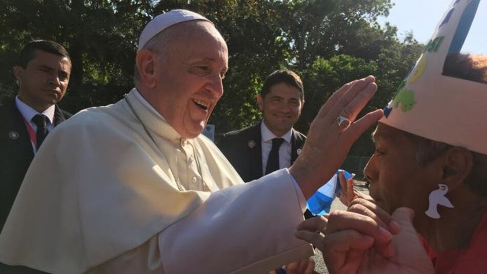 El papa le canta cumpleaños a una jubilada, fuera de la Nunciatura