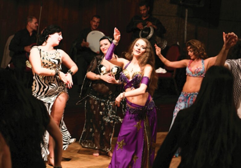Extranjeras revolucionan la danza del vientre en Egipto
