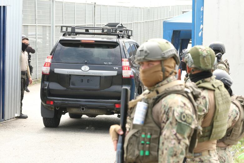 Ecuador logra encarcelar a Glas a costa del amplio repudio por asaltar la Embajada de México