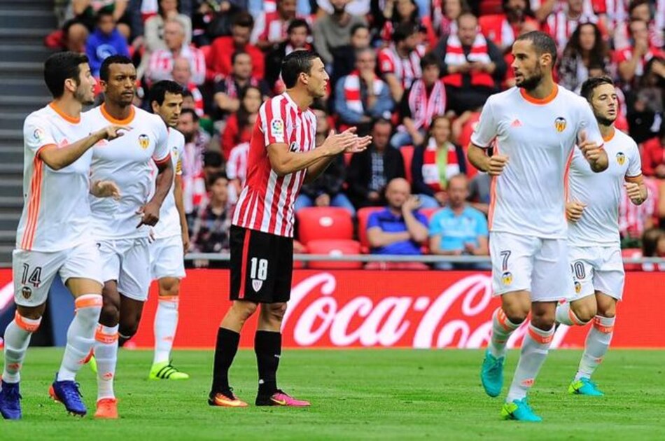 El Valencia destituye a su entrenador Pako Ayestarán