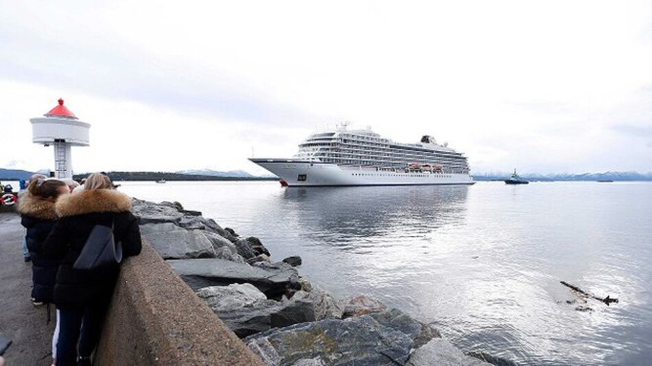 Crucero Viking Sky llega a un puerto en Noruega tras dramática evacuación