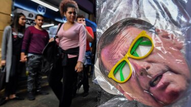 Bolsonaro y Haddad abren tensa carrera por segunda vuelta de presidenciales en Brasil