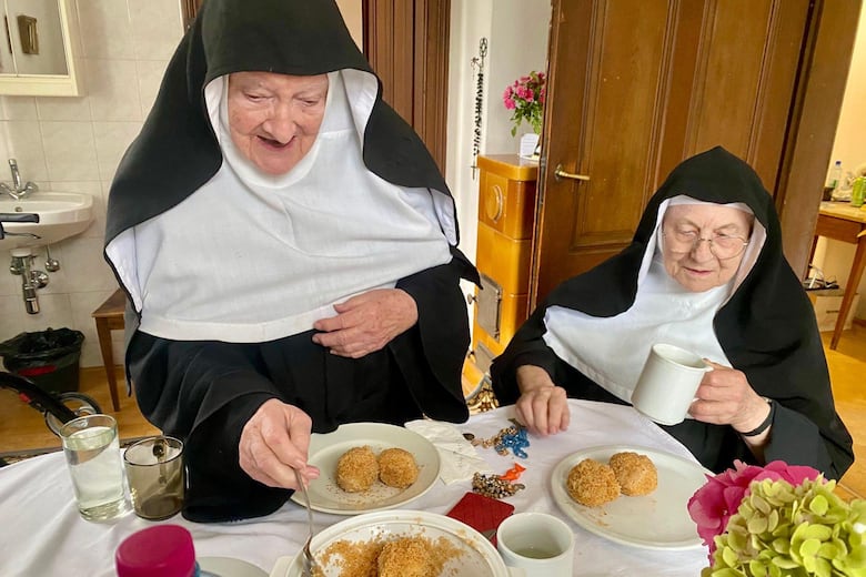 Las monjas rebeldes que huyeron del hogar de ancianos a donde las enviaron para regresar a su abandonado convento en los Alpes