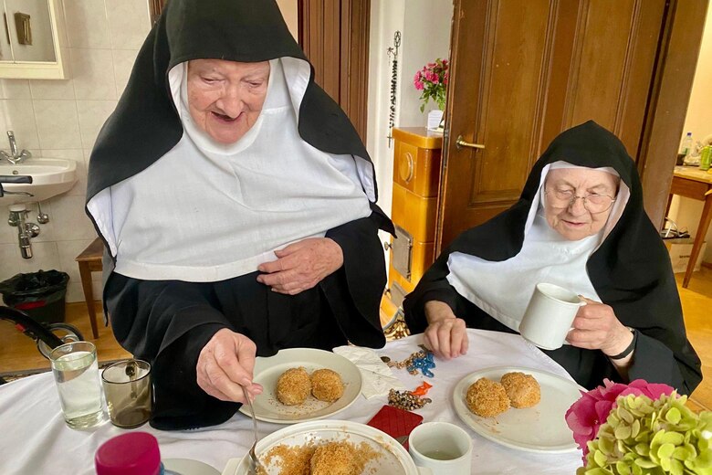 Las monjas rebeldes que huyeron del hogar de ancianos a donde las enviaron para regresar a su abandonado convento en los Alpes
