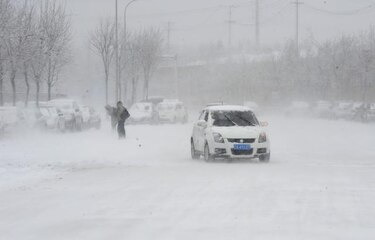 Nevadas provocan caos en el transporte en noreste de China
