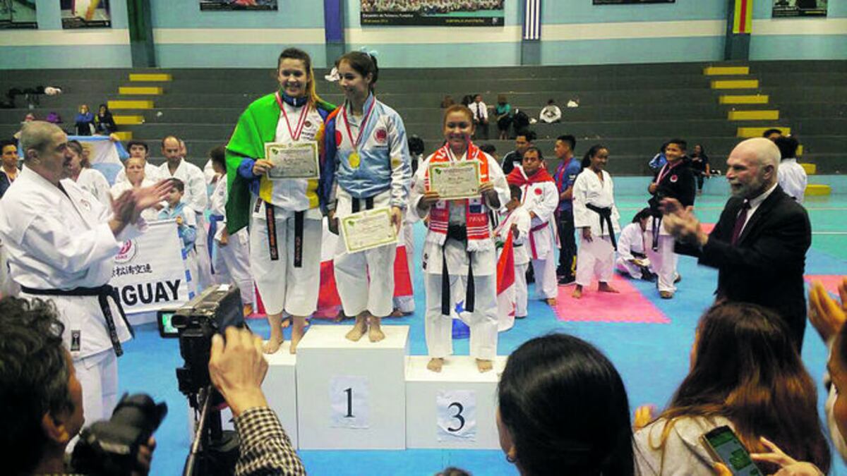 Durante la premiación, que se realizó al finalizar el torneo, los atletas recibieron sus medallas. CORTESÍA
