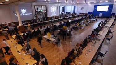 Sondeo y líder pro-Brexit dan ligera ventaja a quedarse en la UE
