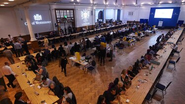 Sondeo y líder pro-Brexit dan ligera ventaja a quedarse en la UE