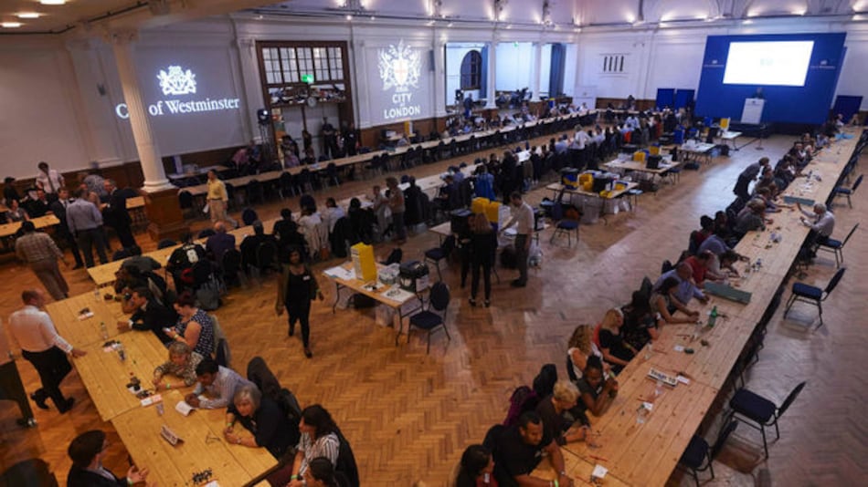 Sondeo y líder pro-Brexit dan ligera ventaja a quedarse en la UE