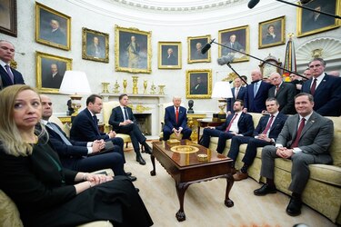 Trump insiste ante el jefe de la OTAN en que Estados Unidos debe lograr la anexión de Groenlandia