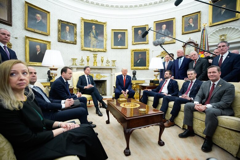 Trump insiste ante el jefe de la OTAN en que Estados Unidos debe lograr la anexión de Groenlandia