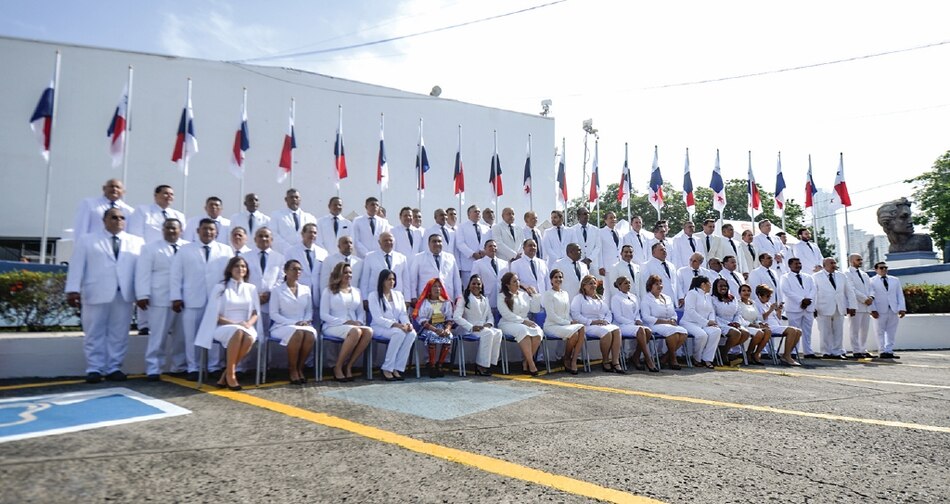 Pocos invitados y distancia social en el acto legislativo
