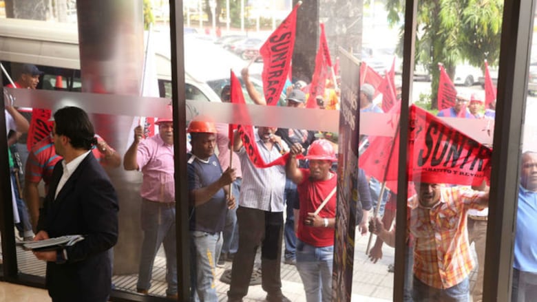 En medio de manifestación Álvaro Uribe dicta conferencia en Panamá