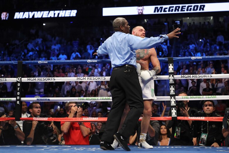 Mayweather impone su astucia y noquea a McGregor